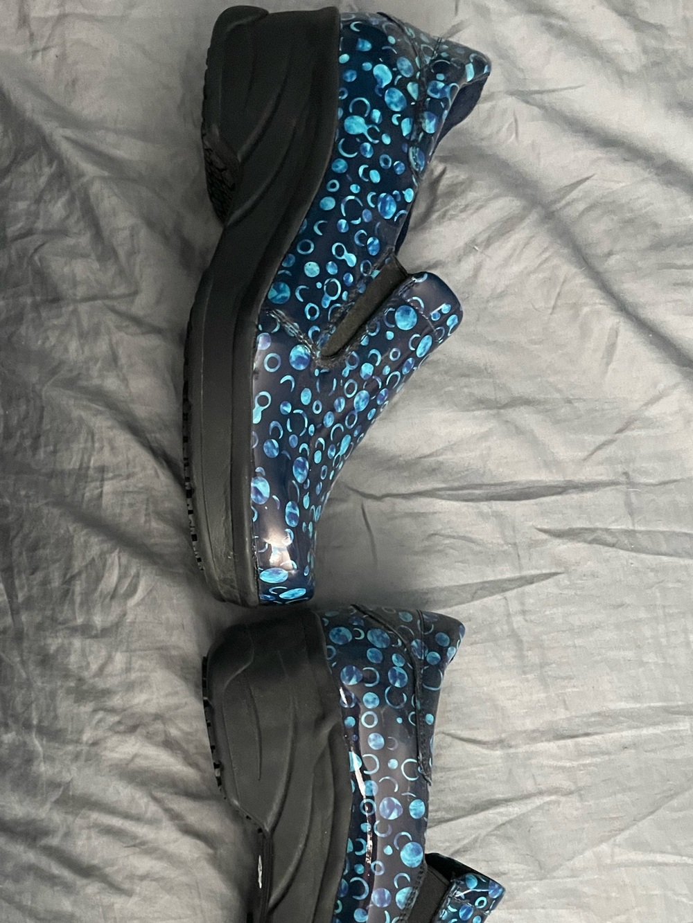 Easy Works by Easy Street Women’s Navy Slip-On work clogs with Teal Bubble Print - Picture 3 of 5